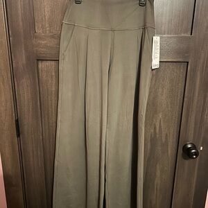 Lululemon Align Palazzo Pants *regular length
NWT, army green